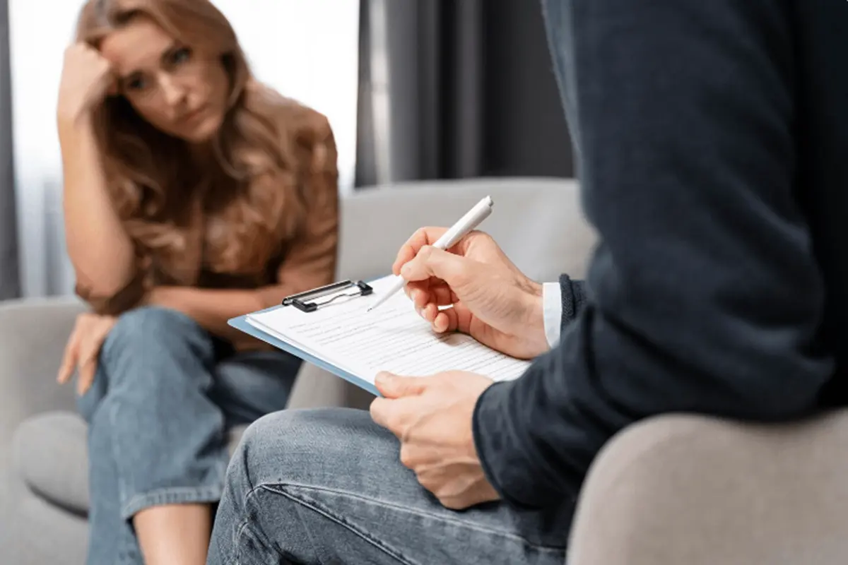 Woman at a psychotherapy appointment during dual-diagnosis treatment