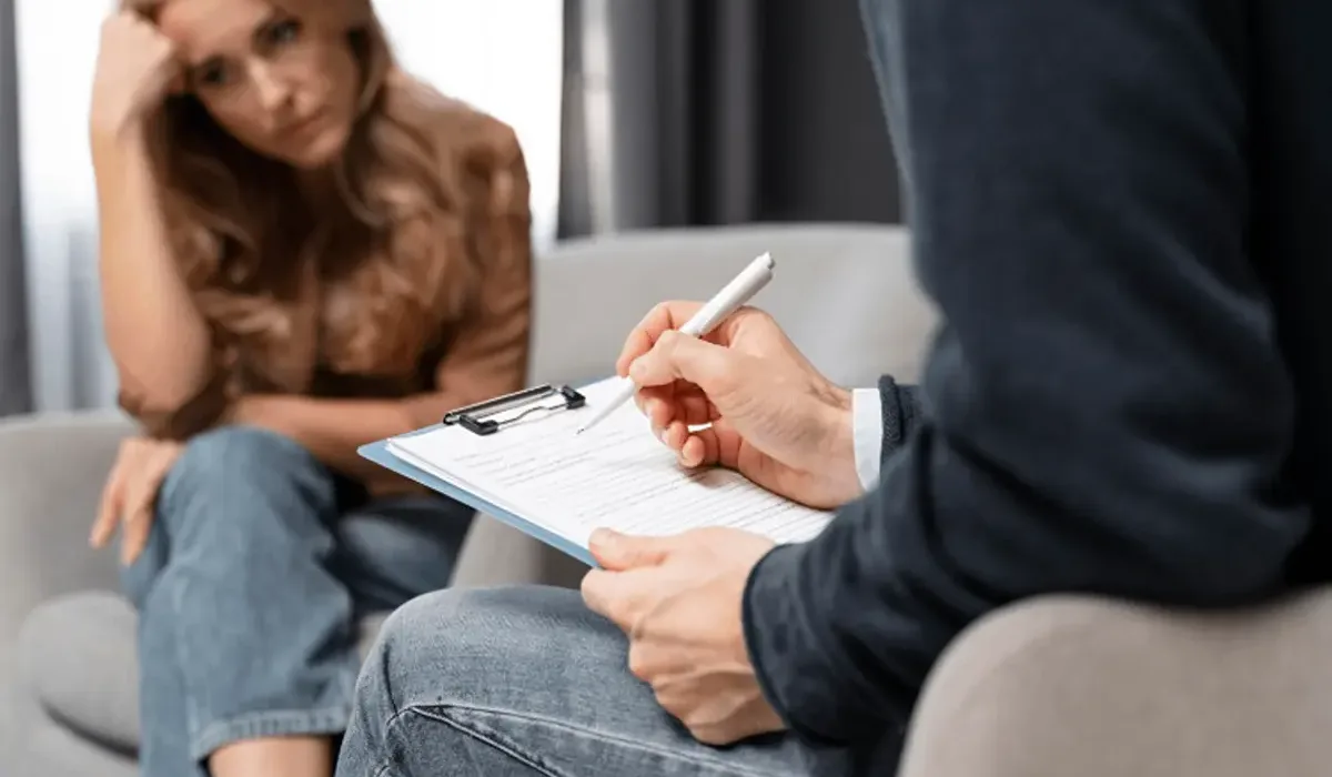 Woman at a psychotherapy appointment during dual-diagnosis treatment