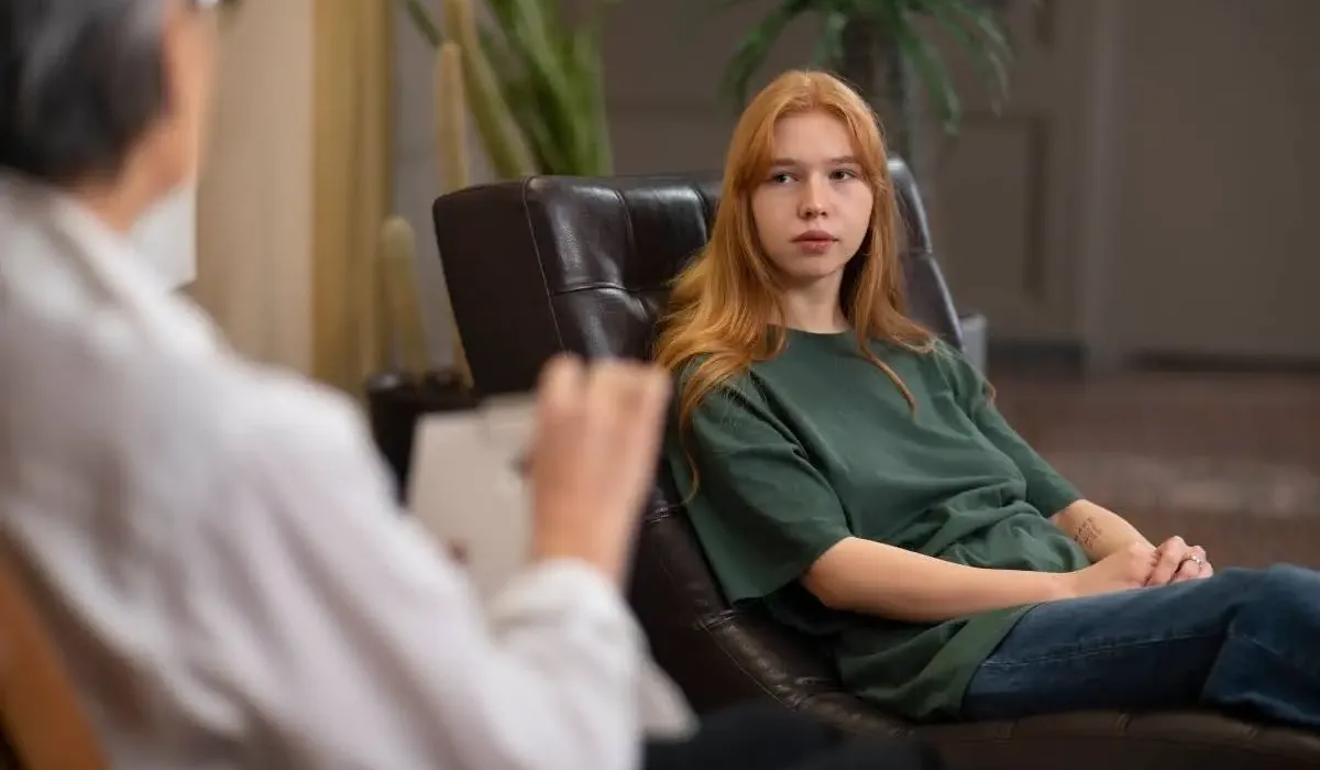 Medical professional talking to a patient about signs that outpatient therapy isn’t working and how to recognize them.