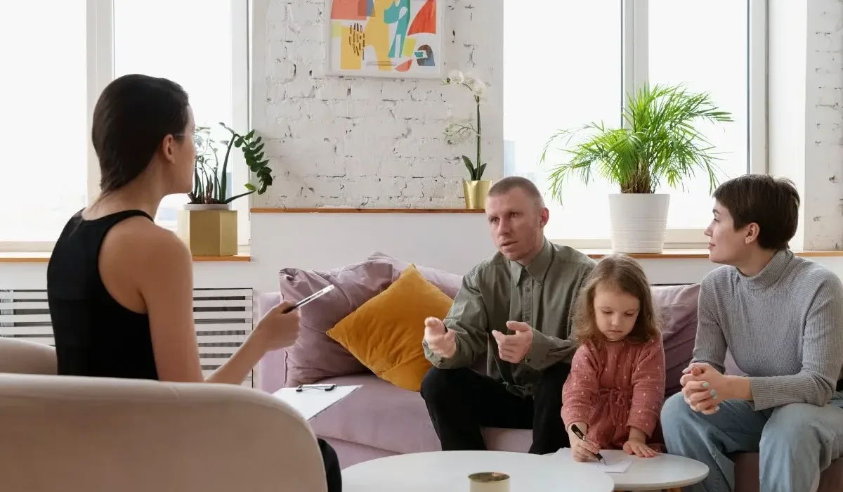 Therapist talking about what families should expect during their loved one's recovery journey with a patient's family.