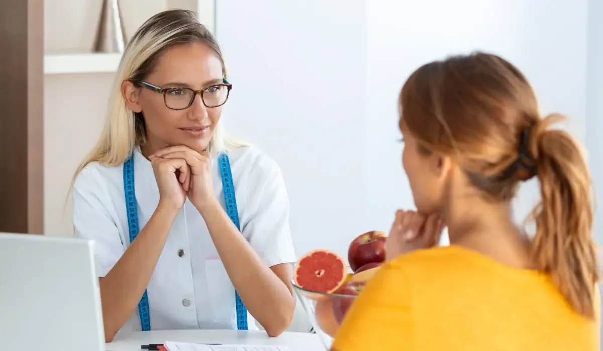 Medical professional explaining to a patient how nutrition helps in addiction recovery.